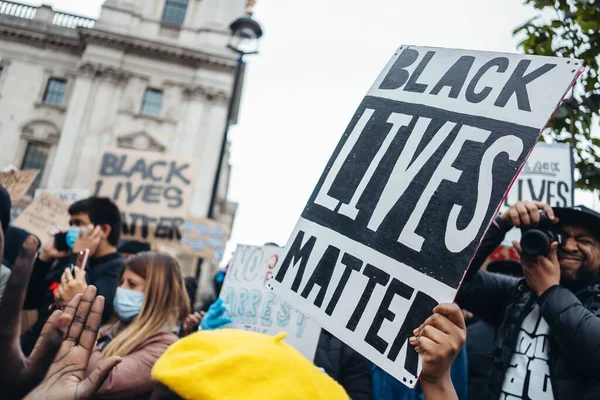 ロンドン イギリス 2020年6月6日 ブラックライブスマターがコロナウイルスの大流行に抗議 何千人もの抗議者が署名を持って行進しましたウェストミンスター広場の旗議会議事堂 — ストック写真