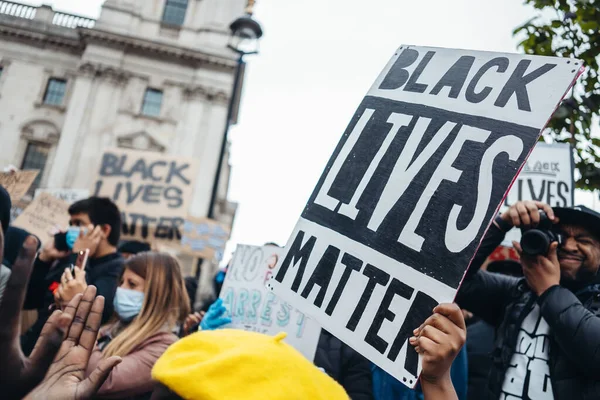 Londra / İngiltere - 06 / 06 / 2020: Siyahi Yaşamı Önemlidir protestosu koronavirüs salgını sırasında. Binlerce protestocu Westminster Meydanı, Parlamento Binası 'nda pankartlar ve pankartlarla yürüyüş yapıyor.