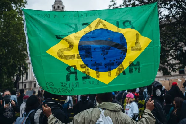 London 2020 Black Lives Matter Protest Lockdown Coronavirus Pandemic 悬挂巴西国旗的抗议者 — 图库照片