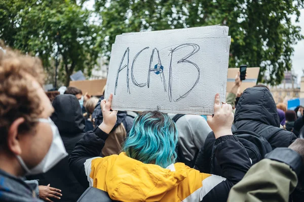 London 2020 Black Lives Matter Protest Lockdown Coronavirus Pandemic 拿着Acab横幅的抗议者 — 图库照片