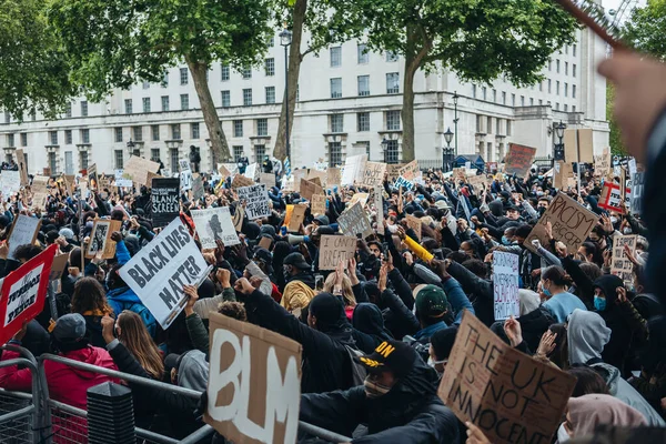 ロンドン イギリス 2020年6月6日 ブラックライブスマターがコロナウイルスの大流行に抗議 何千人もの抗議者がダウニング街の旗を掲げています — ストック写真