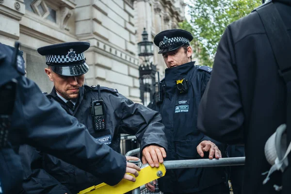 Londra / İngiltere - 06 / 06 / 2020: Siyahi Yaşamı Önemlidir protestosu koronavirüs salgını sırasında. Başbakanlık binasının girişini kalabalıktan koruyan barışçıl polis memurları