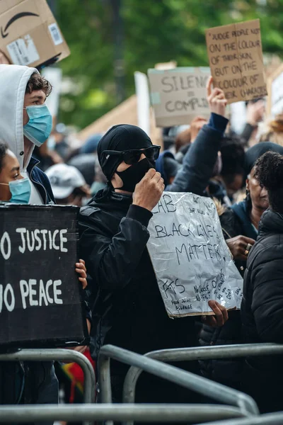 London 2020 Black Lives Matter Protest Lockdown Coronavirus Pandemic 抗议群众在唐宁街辱骂警务人员 — 图库照片