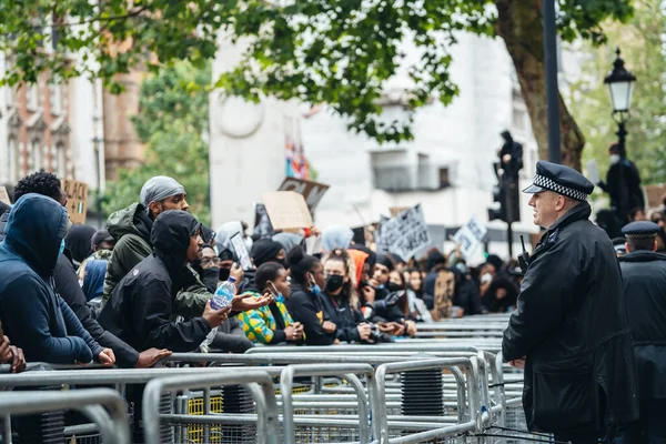 ロンドン イギリス 2020年6月6日 ブラックライブスマターがコロナウイルスの大流行に抗議 抗議者との対話を持つ平和警察官 — ストック写真