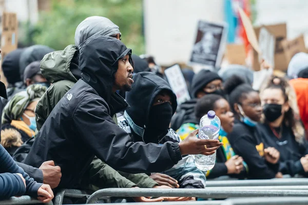 London 2020 Black Lives Matter Protest Lockdown Coronavirus Pandemic 抗议群众在唐宁街辱骂警务人员 — 图库照片