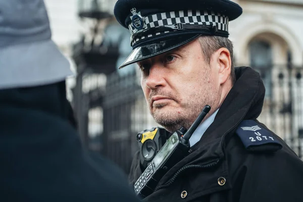 Londra / İngiltere - 06 / 06 / 2020: Siyahi Yaşamı Önemlidir protestosu koronavirüs salgını sırasında. Polis memuru protestocuyla konuşuyor.