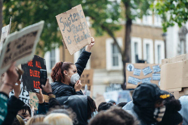 Лондон / Великобритания - 06 / 06 / 2020: Black Lives Matter protest during lockdown coronavirus pandemic. Протестующие оскорбляют полицейских на Даунинг-стрит
