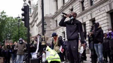 Londra / İngiltere - 06 / 06 / 2020: Siyahi Yaşamı Önemlidir protestosu koronavirüs salgını sırasında. Binlerce protestocu Westminster Meydanı, Parlamento Binası 'nda pankartlar ve pankartlarla yürüyüş yapıyor.