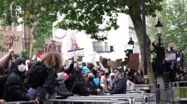 Londra / İngiltere - 06 / 06 / 2020: Siyahi Yaşamı Önemlidir protestosu koronavirüs salgını sırasında. Protestocular Downing Caddesi 'nde polis memurlarını taciz etti