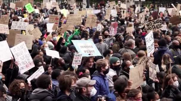 ロンドン イギリス 2020年6月6日 ブラックライブスマターがコロナウイルスの大流行に抗議 何千人もの抗議者が署名を持って行進しましたウェストミンスター広場の旗議会議事堂 — ストック動画