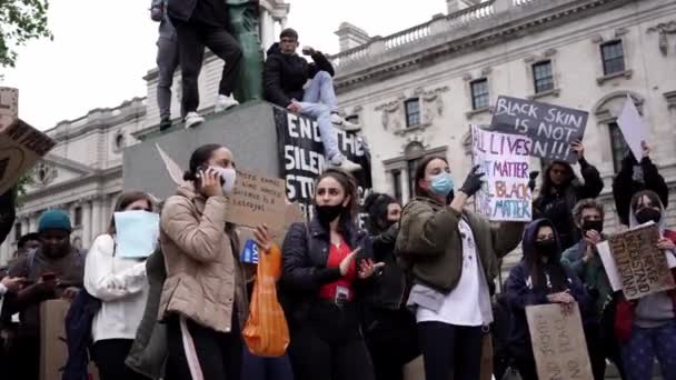 2020 코로나 바이러스 문제에 시위대가 국회의 사당인 웨스트민스터 광장에서 현수막을 — 비디오
