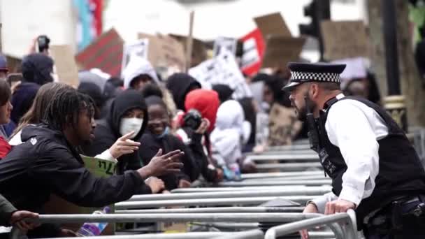ロンドン イギリス 2020年6月6日 ブラックライブスマターがコロナウイルスの大流行に抗議 抗議者と対話した警察官 — ストック動画