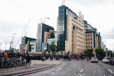 London / UK - 06 / 07 / 2020: Black Lives Matter protestosu koronavirüs salgını sırasında gerçekleşti. Protestocu MI6 binasının önünden geçerek ABD büyükelçiliğine gidiyor