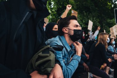London / UK - 06 / 07 / 2020: Black Lives Matter protestosu koronavirüs salgını sırasında gerçekleşti. ABD büyükelçiliğinde diz çöken protestocular