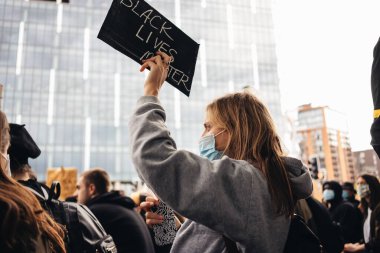 London / UK - 06 / 07 / 2020: Black Lives Matter protestosu koronavirüs salgını sırasında gerçekleşti. ABD büyükelçiliğinde pankartlarla slogan atan protestocu