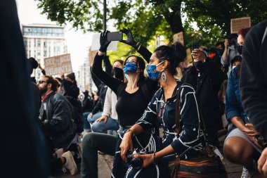 London / UK - 06 / 07 / 2020: Black Lives Matter protestosu koronavirüs salgını sırasında gerçekleşti. ABD büyükelçiliğinde diz çöken protestocular