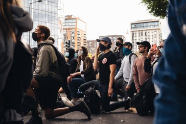 London / UK - 06 / 07 / 2020: Black Lives Matter protestosu koronavirüs salgını sırasında gerçekleşti. ABD büyükelçiliğinde diz çöken protestocular