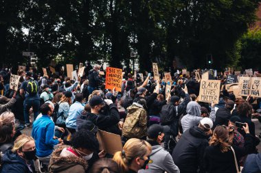 London / UK - 06 / 07 / 2020: Black Lives Matter protestosu koronavirüs salgını sırasında gerçekleşti. ABD büyükelçiliğinde diz çöken protestocular