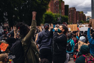 London / UK - 06 / 07 / 2020: Black Lives Matter protestosu koronavirüs salgını sırasında gerçekleşti. ABD büyükelçiliğinde pankartlarla slogan atan protestocu