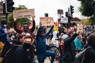London / UK - 06 / 07 / 2020: Black Lives Matter protestosu koronavirüs salgını sırasında gerçekleşti. ABD büyükelçiliğinde pankartlarla slogan atan protestocu