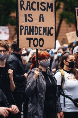 London / UK - 06 / 07 / 2020: Black Lives Matter protestosu koronavirüs salgını sırasında gerçekleşti. ABD büyükelçiliğinde pankartlarla slogan atan protestocu