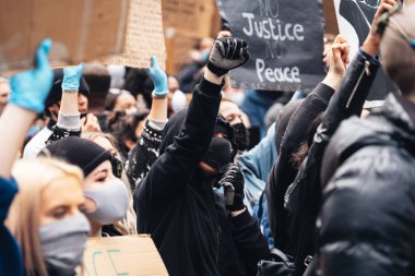 London / UK - 06 / 07 / 2020: Black Lives Matter protestosu koronavirüs salgını sırasında gerçekleşti. ABD büyükelçiliğinde pankartlarla slogan atan protestocu.