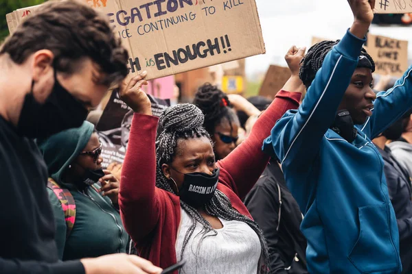 London / UK - 06 / 07 / 2020: Black Lives Matter protestosu koronavirüs salgını sırasında gerçekleşti. ABD büyükelçiliğinde pankartlarla slogan atan protestocu