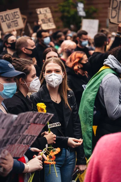 London 2020 Black Lives Matter Protest Lockdown Coronavirus Pandemic 在美国大使馆高喊标语的抗议者 — 图库照片