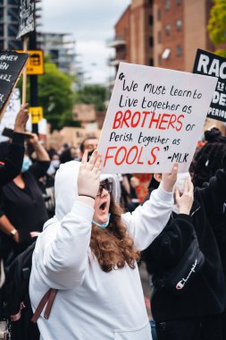 London / UK - 06 / 07 / 2020: Black Lives Matter protestosu koronavirüs salgını sırasında gerçekleşti. ABD büyükelçiliğinde pankartlarla slogan atan protestocu