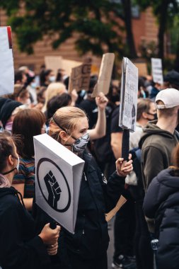 London / UK - 06 / 07 / 2020: Black Lives Matter protestosu koronavirüs salgını sırasında gerçekleşti. ABD büyükelçiliğinde pankartlarla slogan atan protestocu
