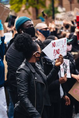 London / UK - 06 / 07 / 2020: Black Lives Matter protestosu koronavirüs salgını sırasında gerçekleşti. ABD büyükelçiliğinde pankartlarla slogan atan protestocu