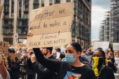 London / UK - 06 / 07 / 2020: Black Lives Matter protestosu koronavirüs salgını sırasında gerçekleşti. ABD büyükelçiliğinde pankartlarla slogan atan protestocu
