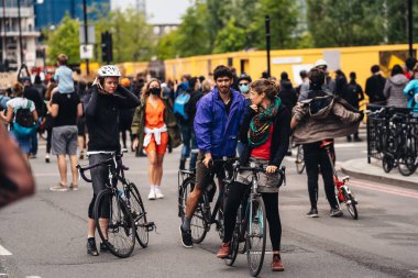 London / UK - 06 / 07 / 2020: Black Lives Matter protestosu koronavirüs salgını sırasında gerçekleşti. ABD büyükelçiliğinde bisikletçiler