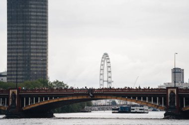 London / UK - 06 / 07 / 2020: Black Lives Matter protestosu koronavirüs salgını sırasında gerçekleşti. Vauxhal köprüsünü geçen protestocular