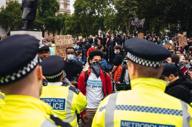 London / UK - 06 / 07 / 2020: Black Lives Matter protestosu koronavirüs salgını sırasında gerçekleşti. Protestocular Westminster Meydanı 'nda polisle sohbet ediyorlar