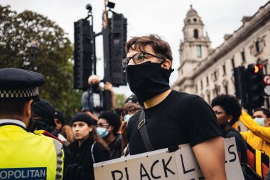 London / UK - 06 / 07 / 2020: Black Lives Matter protestosu koronavirüs salgını sırasında gerçekleşti. Protestocular Westminster Meydanı 'nda polisle sohbet ediyorlar