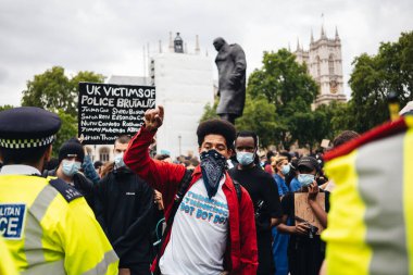 London / UK - 06 / 07 / 2020: Black Lives Matter protestosu koronavirüs salgını sırasında gerçekleşti. Protestocular Westminster Meydanı 'nda polisle sohbet ediyorlar