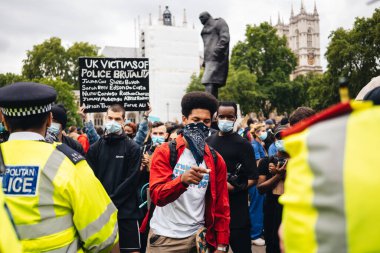 London / UK - 06 / 07 / 2020: Black Lives Matter protestosu koronavirüs salgını sırasında gerçekleşti. Protestocular Westminster Meydanı 'nda polisle sohbet ediyorlar