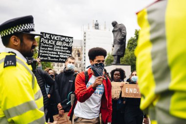 London / UK - 06 / 07 / 2020: Black Lives Matter protestosu koronavirüs salgını sırasında gerçekleşti. Protestocular Westminster Meydanı 'nda polisle sohbet ediyorlar