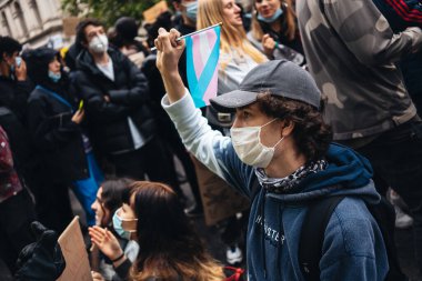 London / UK - 06 / 07 / 2020: Black Lives Matter protestosu koronavirüs salgını sırasında gerçekleşti. Hükümet binasında pankartlı protestocular