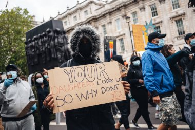 London / UK - 06 / 07 / 2020: Black Lives Matter protestosu koronavirüs salgını sırasında gerçekleşti. Hükümet binasında pankartlı protestocular
