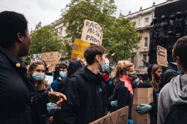 London / UK - 06 / 07 / 2020: Black Lives Matter protestosu koronavirüs salgını sırasında gerçekleşti. Hükümet binasında pankartlı protestocular