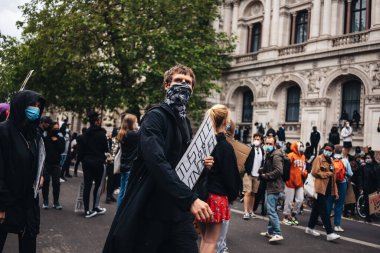 London / UK - 06 / 07 / 2020: Black Lives Matter protestosu koronavirüs salgını sırasında gerçekleşti. Hükümet binasında pankartlı protestocular