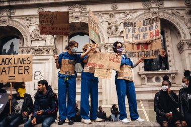 London / UK - 06 / 07 / 2020: Black Lives Matter protestosu koronavirüs salgını sırasında gerçekleşti. Hükümet binasında pankartlı protestocular