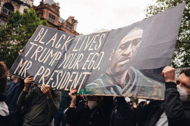 London / UK - 06 / 07 / 2020: Black Lives Matter protestosu koronavirüs salgını sırasında gerçekleşti. Hükümet binasında pankartlı protestocular