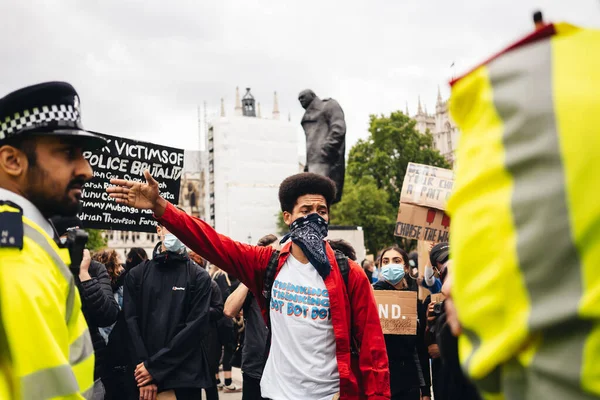 London / UK - 06 / 07 / 2020: Black Lives Matter protestosu koronavirüs salgını sırasında gerçekleşti. Protestocular Westminster Meydanı 'nda polisle sohbet ediyorlar