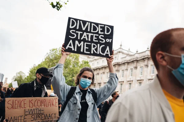 London / UK - 06 / 07 / 2020: Black Lives Matter protestosu koronavirüs salgını sırasında gerçekleşti. Hükümet binasında pankartlı protestocular