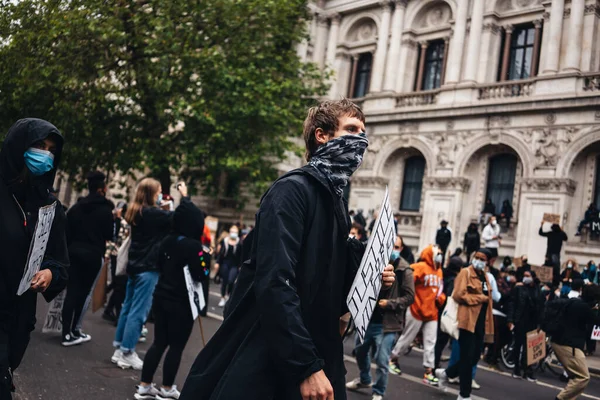London / UK - 06 / 07 / 2020: Black Lives Matter protestosu koronavirüs salgını sırasında gerçekleşti. Hükümet binasında pankartlı protestocular