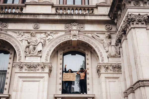 London / UK - 06 / 07 / 2020: Black Lives Matter protestosu koronavirüs salgını sırasında gerçekleşti. Hükümet binasında pankartlı protestocular