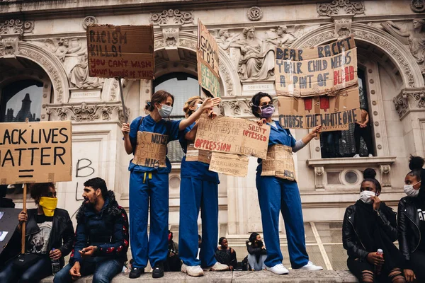 London / UK - 06 / 07 / 2020: Black Lives Matter protestosu koronavirüs salgını sırasında gerçekleşti. Hükümet binasında pankartlı protestocular